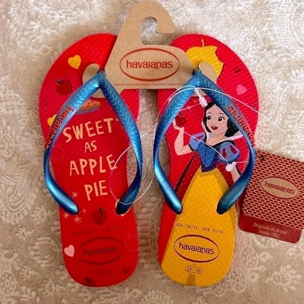 Brand New Havaianas Disney Snow White Sweet as Apple Pie Flip Flops Slides